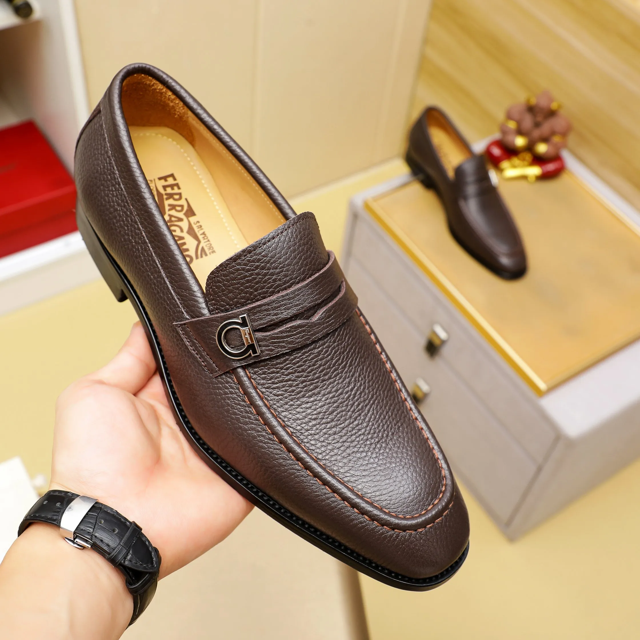 Men's shoes 💰460 🕷🕷🐂【Ferragamo】Ferragamo Popular fashionable leather shoes🇨🇳Official website counter 1:1 production, original mold opening💯Good quality visible, imported high-end first-layer waxed calfskin, water-dyed🐂leather lining🌿very clear texture, high-quality waterproof, non-slip and wear-resistant outsole🎋high quality and low price, truly handmade🍓3 colors available! Code number 38-44……(45.46.Customized)